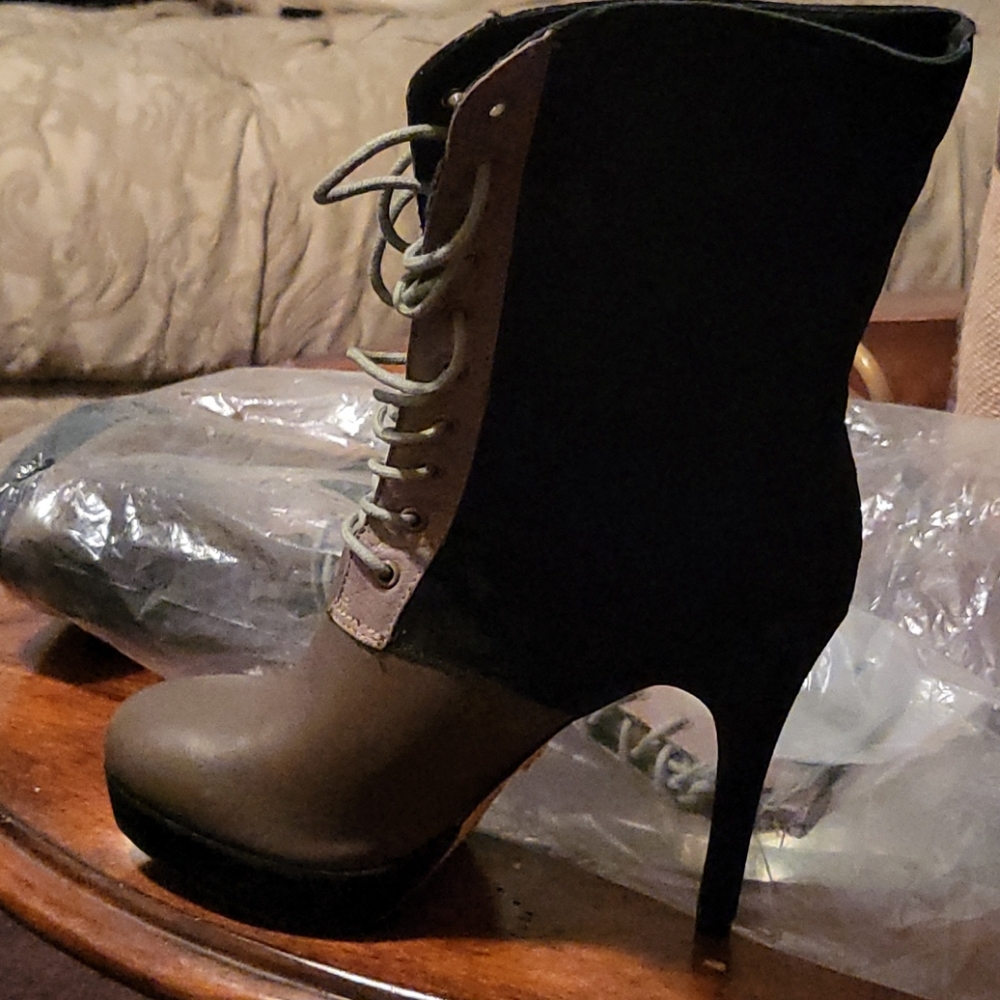 Lace-up platform BOOTIES